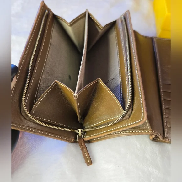 All Inclusive Fendi Brown Wallet with Iconic Monogram Pattern - Picture 7 of 14